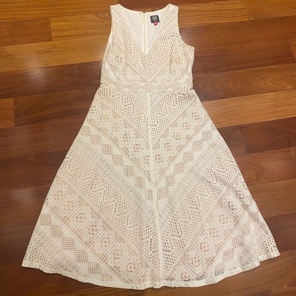 MIDI crochet white dress with tan lining size 10 Vince Camuto - Picture 6 of 7